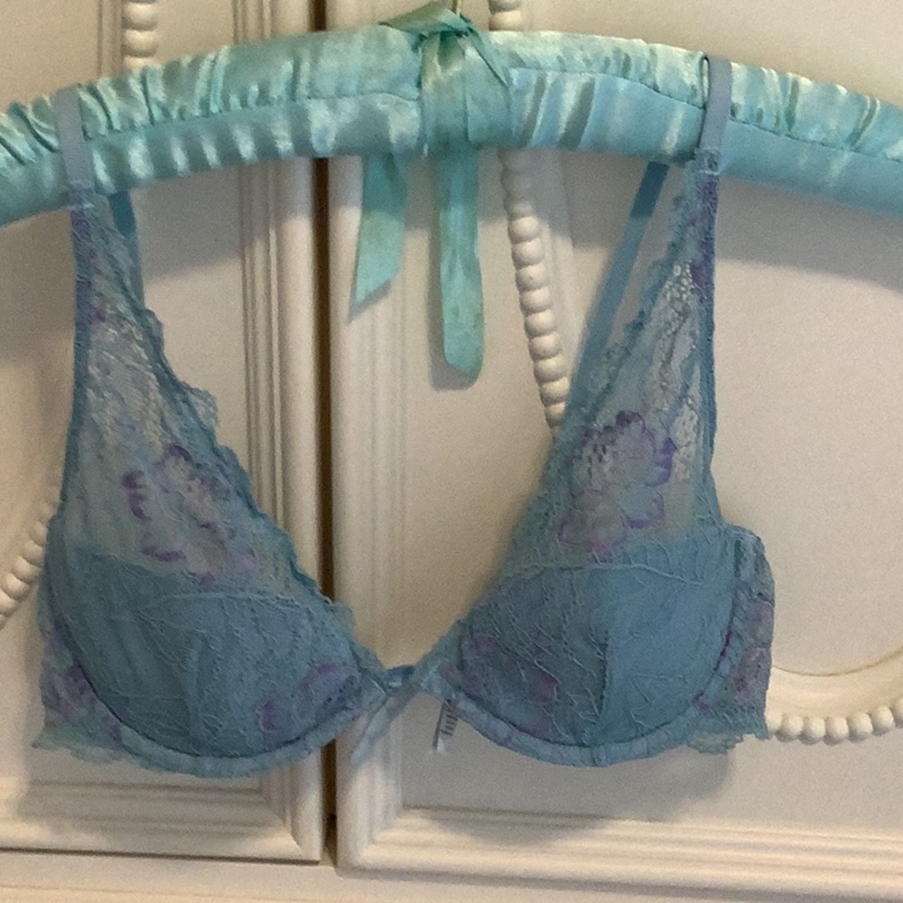 Lace Plunge Bra in Light Lavender with Floral Accent Like new